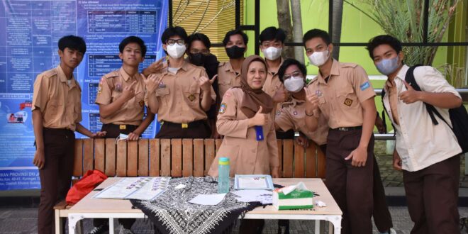 Suasana Akhir Yang Indah Bagi Siswa Kelas Xii Mipa Dan Ips Datang Ke Sekolah Sma Negeri 104 1467